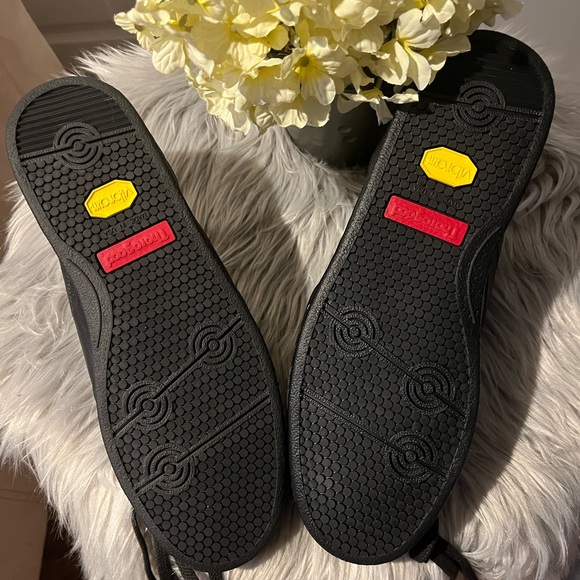 Slip resistant black sneakers - Picture 6 of 6